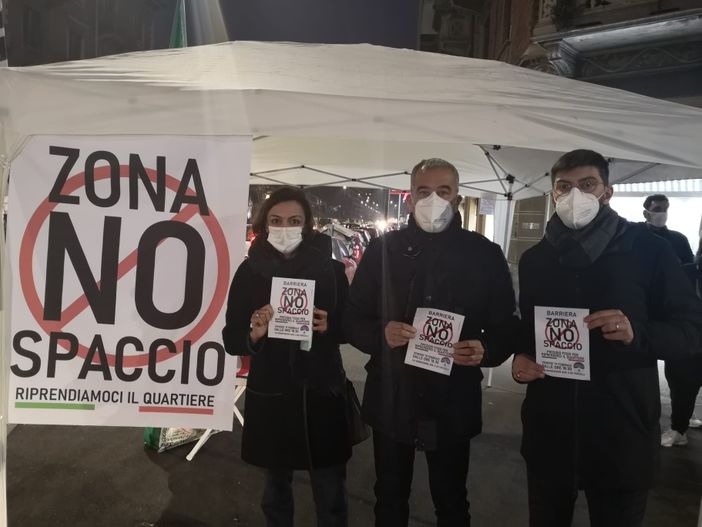 Bancarella con alcune persone attorno Bancarella con alcune persone attorno