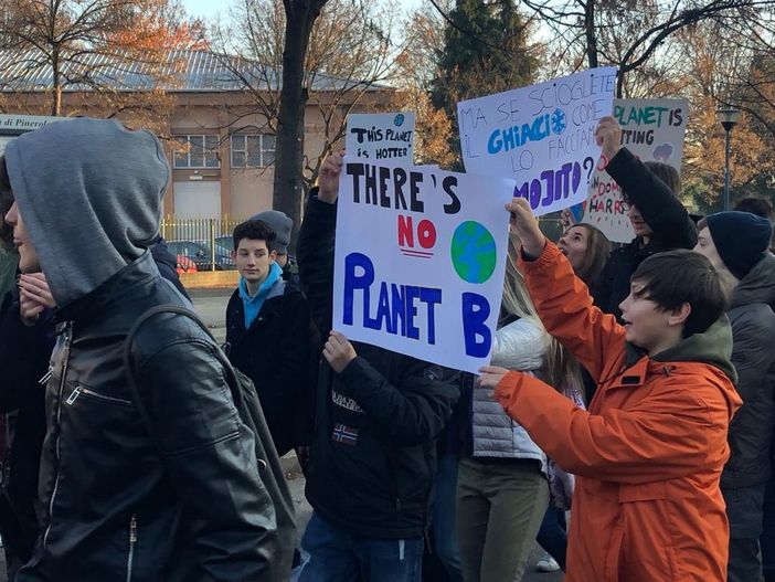 A Pinerolo gli studenti scioperano per il quarto strike globale di Fridays For Future: “Dobbiamo agire ora!”  [FOTO]