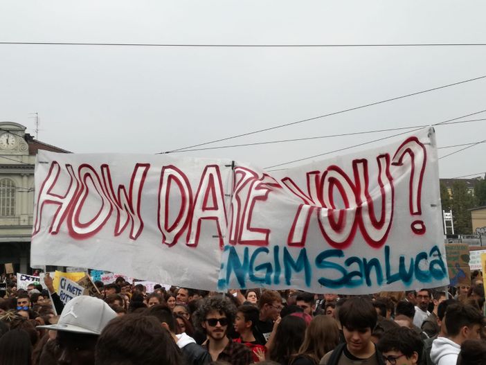 Fridays for future a Torino: ecco la (nostra) classifica degli slogan più divertenti letti alla manifestazione [FOTO e VIDEO]