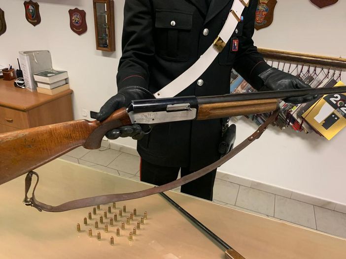 Teneva illegalmente in casa fucile e carabina, arrestato agricoltore a Volpiano Teneva illegalmente in casa fucile e carabina, arrestato agricoltore a Volpiano