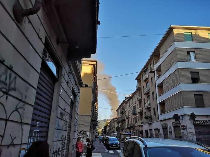Vistosa colonna di fumo in città: in fiamme alcune baracche a parco Michelotti