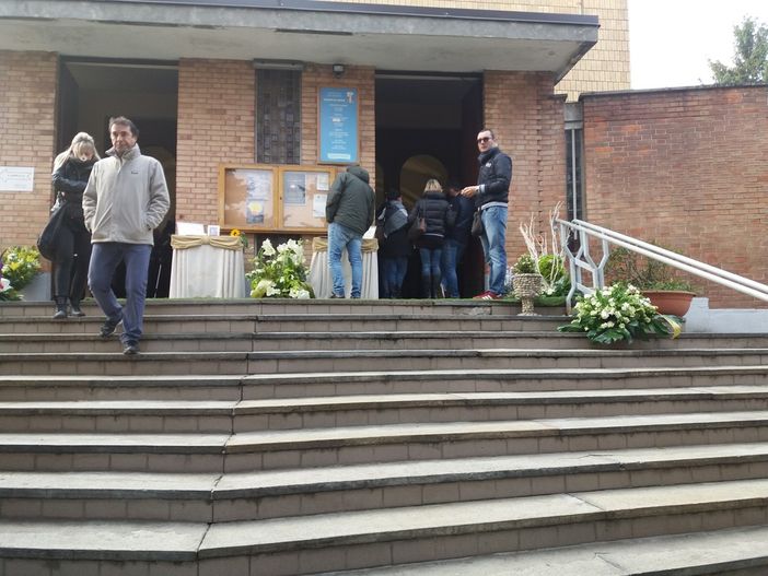 In centinaia per l'ultimo saluto al fiorista di via Monastir, ma i ladri rubano in casa In centinaia per l'ultimo saluto al fiorista di via Monastir, ma i ladri rubano in casa