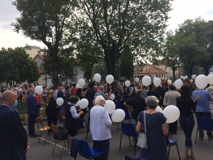 Collegno, palloncini bianchi per ricordare Riccardo Collegno, palloncini bianchi per ricordare Riccardo