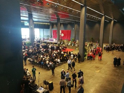 Funerali di Stato a Genova, i parenti delle vittime piemontesi rifiutano. Ritrovati i corpi della famiglia di Oleggio