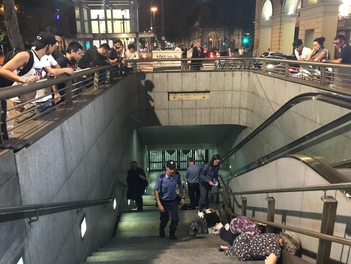 Gattino bloccato sotto le scale della metropolitana: a Re Umberto tour de force per salvarlo (VIDEO)