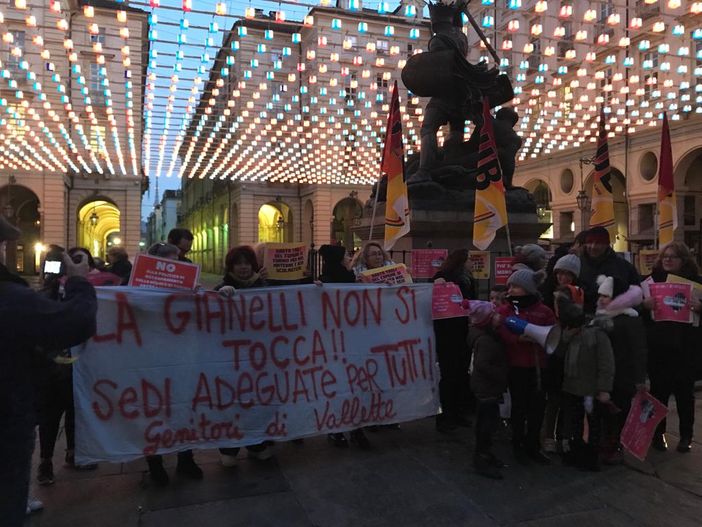 I bimbi della Gianelli trasferiti in un’altra scuola, sotto il Comune la rabbia dei residenti delle Vallette [FOTO E VIDEO]