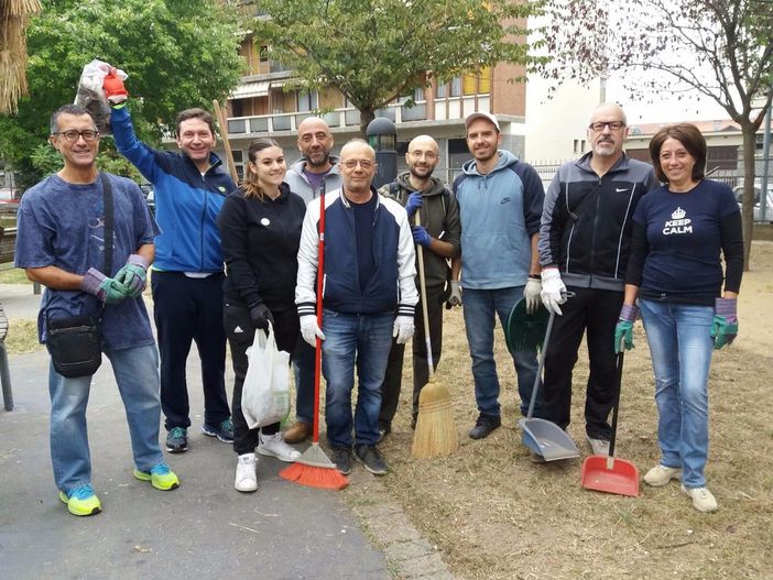 Sacchi e rastrelli per via Monastir: cittadini e M5S ripuliscono l'area verde Sacchi e rastrelli per via Monastir: cittadini e M5S ripuliscono l'area verde