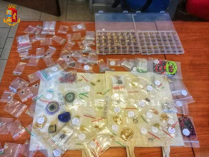 Porta Nuova, la polizia recupera un trolley rubato con dentro centomila euro in gioielli
