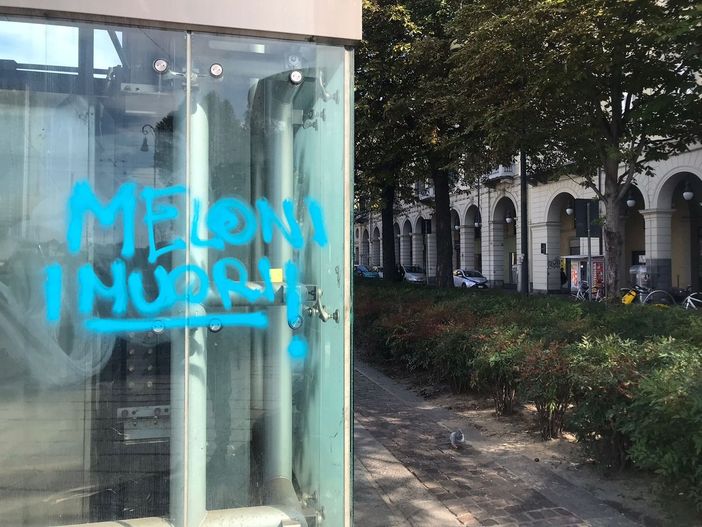 Scritte contro la probabile premier, shock a Torino: “Meloni muori”