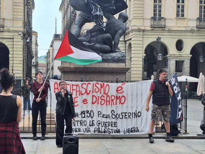 Studenti, partiti e movimenti in piazza contro le armi: "I giovani non metteranno l'elmetto"