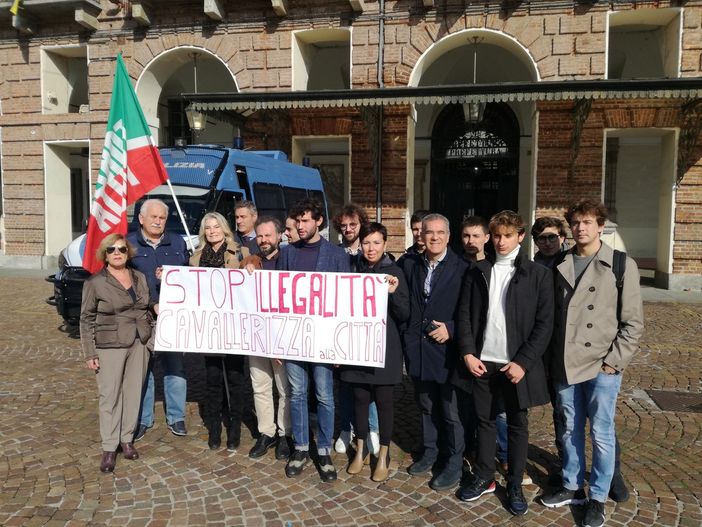 Cavallerizza, i giovani di Forza Italia pongono una condizione: "Esclusi dalle risorse chi ha occupato la struttura fino a ieri" Cavallerizza, i giovani di Forza Italia pongono una condizione: "Esclusi dalle risorse chi ha occupato la struttura fino a ieri"