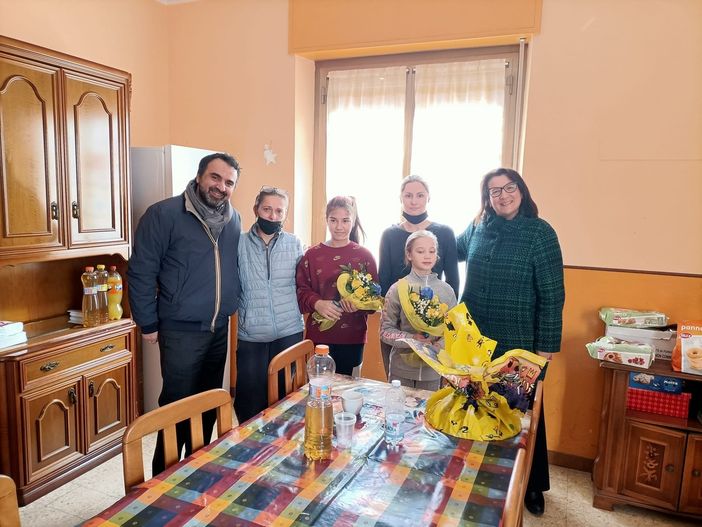 montagna e giovani tenniste ucraine