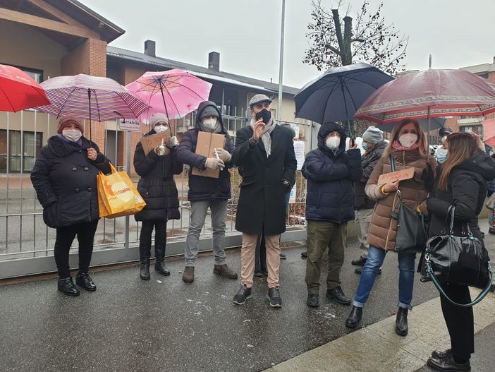 Sit-in di fronte alla "Piccola Reggia" con il sindaco Giulivi
