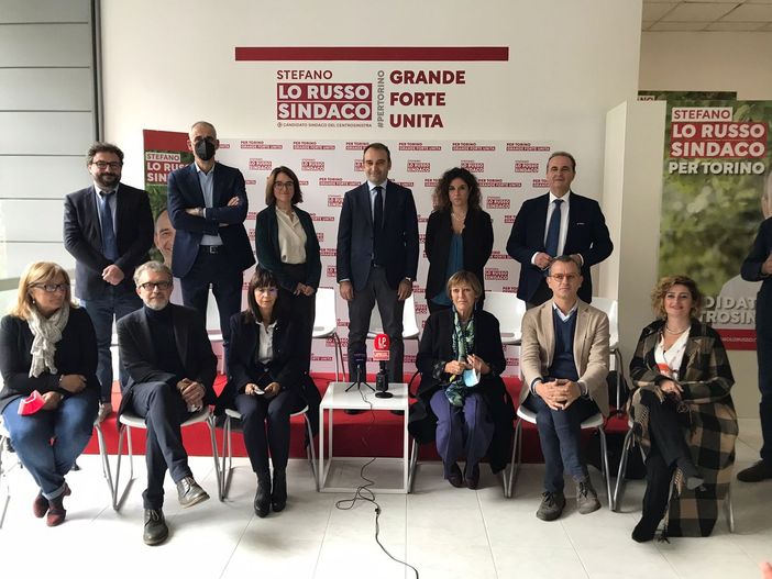 Il neosindaco di Torino, Stefano Lo Russo, con la giunta