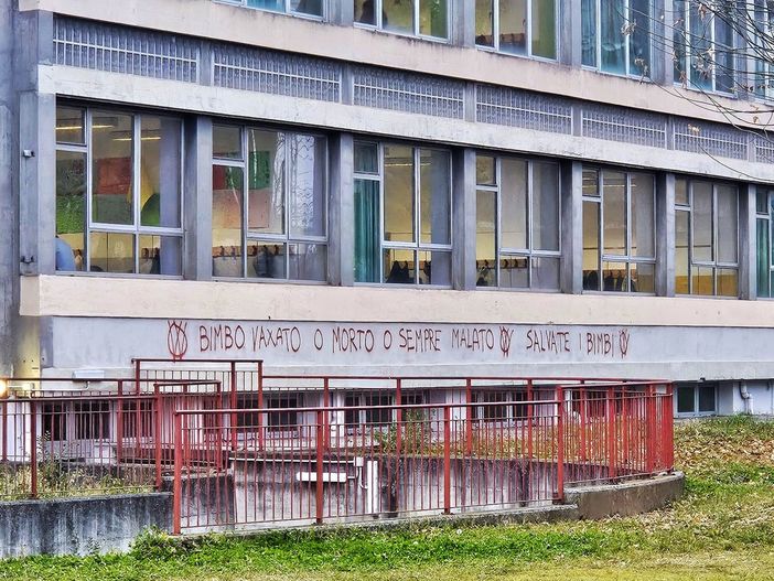 Imbrattati con scritte no vax i muri della media Gobetti di Beinasco Imbrattati con scritte no vax i muri della media Gobetti di Beinasco
