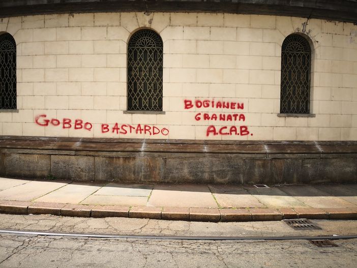 Imbrattata la Gran Madre di scritte contro la Juventus: "Gobbo ba.....o"