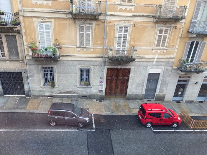 Un'altra violenta grandinata si abbatte su Torino: vento forte e bombe d'acqua per diversi minuti [VIDEO]