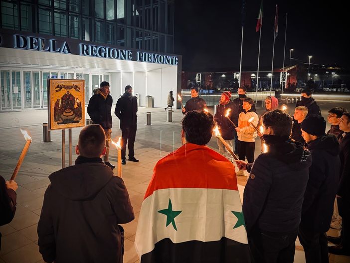 Al grattacielo della Regione una fiaccolata "per non fare calare il buio sulla Siria"