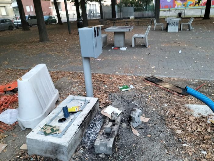 degrado e segni di grigliata in un parco degrado e segni di grigliata in un parco