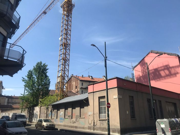 gru abbandonata in via Miglietti