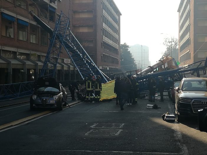 gru crollata in via genova