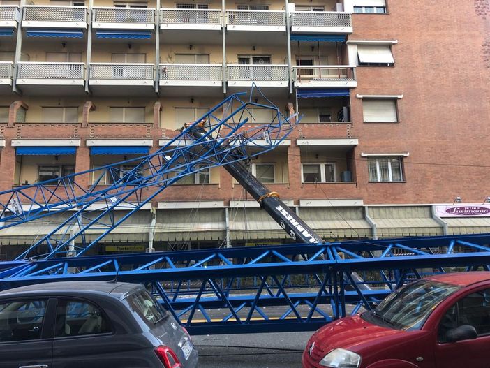 gru crollata in via Genova gru crollata in via Genova