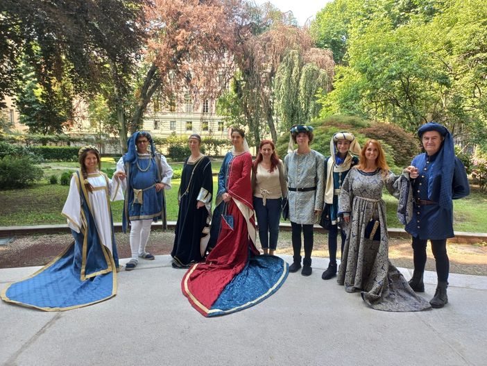 foto di gruppo con persone in costume