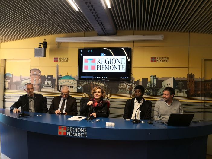 Aggressioni verbali agli stranieri sui bus di Torino: due video "insegnano" il senso civico (VIDEO) Aggressioni verbali agli stranieri sui bus di Torino: due video "insegnano" il senso civico (VIDEO)