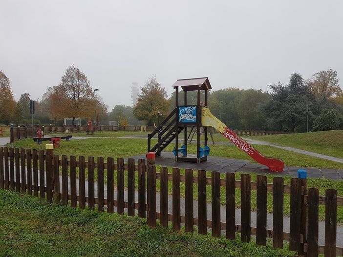 Vandali scatenati nella notte di sabato ad Alpignano: nel mirino il Percorso Vita appena inaugurato