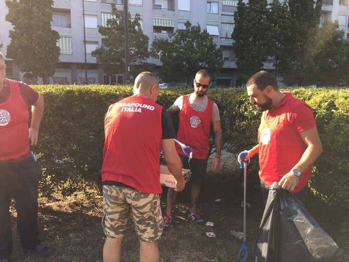 Casa Pound, via le siringhe da piazza Galimberti Casa Pound, via le siringhe da piazza Galimberti