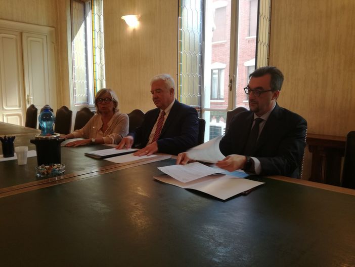 I negozi torinesi hanno le vetrine appannate: poca fiducia nella politica e diffidenza verso il digitale (VIDEO)