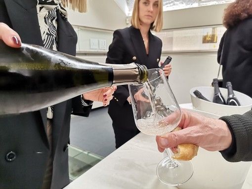 Brindisi di Capodanno e non solo: spumante batte champagne 3 a 1. Nel 2023 salite a 936 milioni le bottiglie di bollicine italiane stappate nel mondo Brindisi di Capodanno e non solo: spumante batte champagne 3 a 1. Nel 2023 salite a 936 milioni le bottiglie di bollicine italiane stappate nel mondo