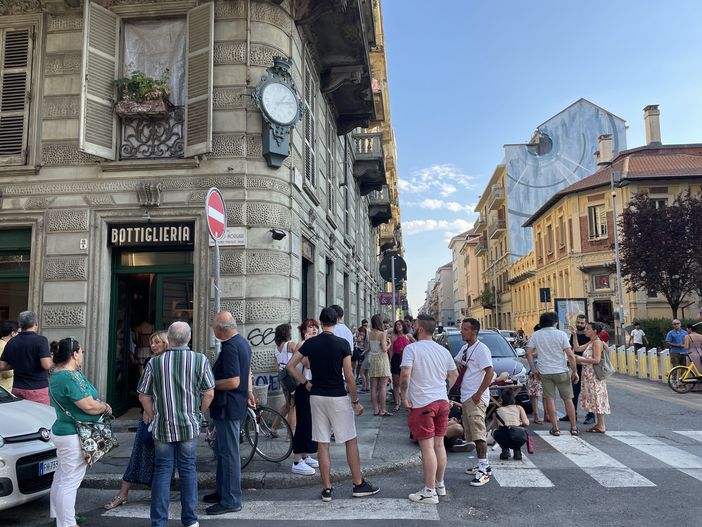 San Salvario ha il suo Caffè dell'Orologio: il nuovo locale di fronte al palazzo dove abitò Natalia Ginzburg