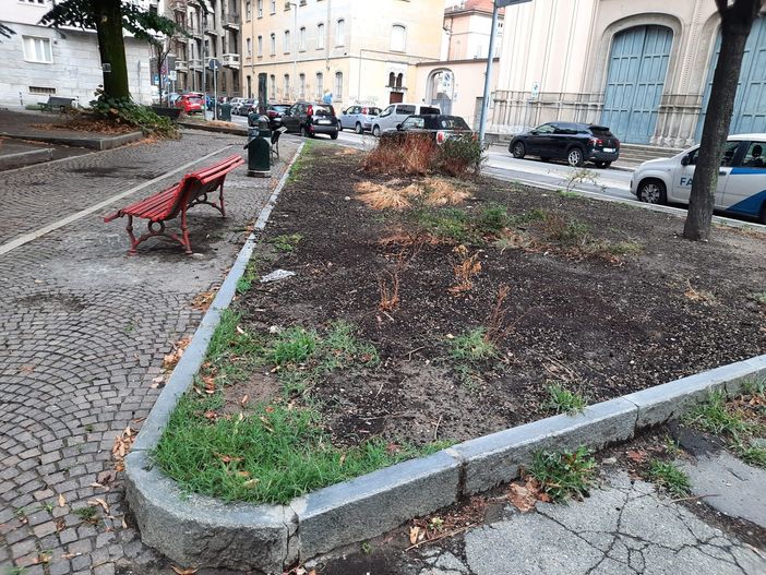 L'aiuola con i paletti caduti ripristinati