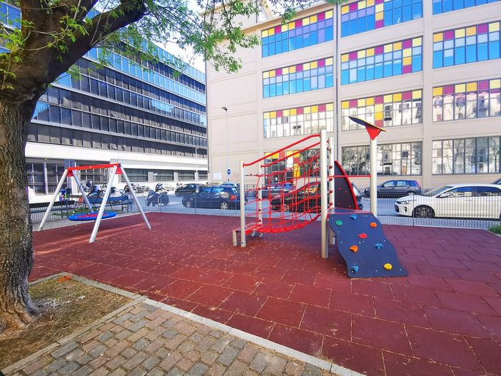 Area giochi via Bizzozzero: concluso il cambio look con nuovi arredi, panchine e pavimentazione Area giochi via Bizzozzero: concluso il cambio look con nuovi arredi, panchine e pavimentazione