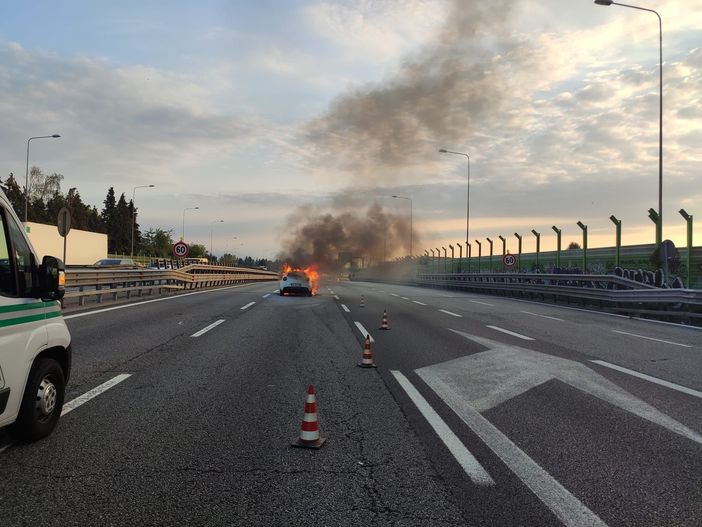 Auto in fiamme sulla tangenziale: illeso il conducente