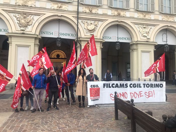 Stipendi da 100 euro, l'angoscia delle donne delle pulizie di Intesa Sanpaolo: "Facciamo la fame" Stipendi da 100 euro, l'angoscia delle donne delle pulizie di Intesa Sanpaolo: "Facciamo la fame"