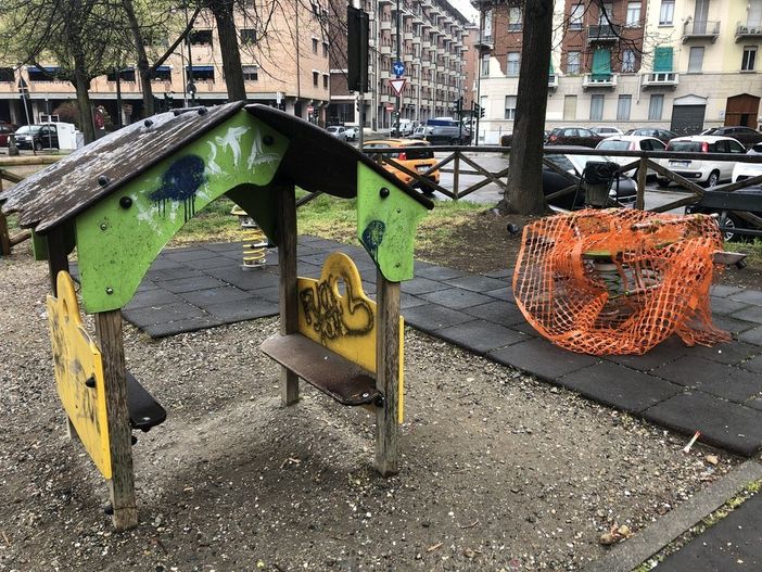 Gli arredi usurati dell'area giochi di via Ventimiglia