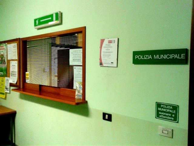 I ladri rubano armi e pistole agli agenti della Municipale di San Francesco al Campo