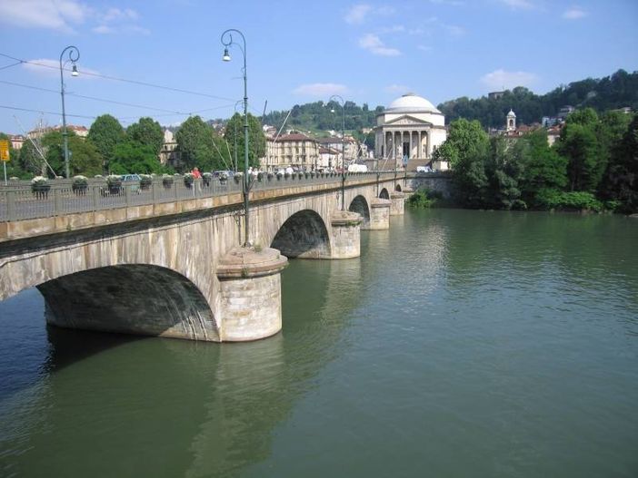 Si getta in acqua dal ponte Vittorio Emanuele: salvato dagli agenti di Polizia