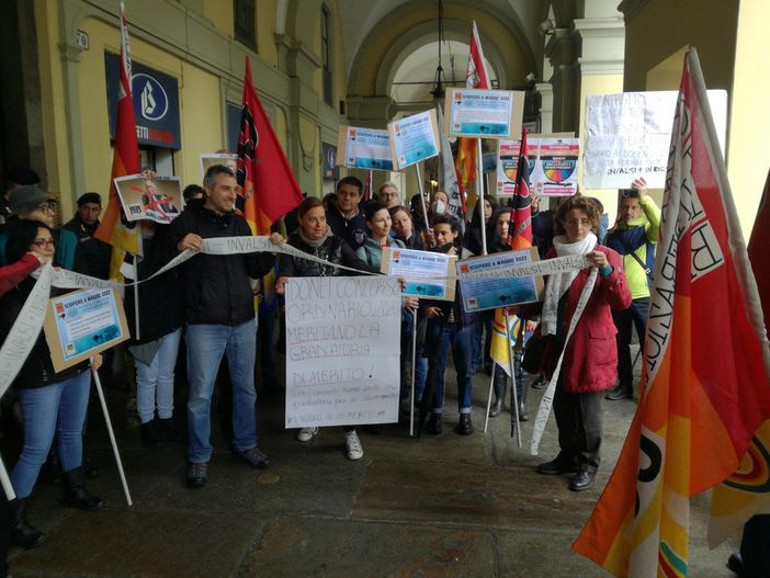 Insegnanti sul piede di guerra in corso Vittorio: presidio davanti all'ufficio scolastico contro concorsi e invalsi Insegnanti sul piede di guerra in corso Vittorio: presidio davanti all'ufficio scolastico contro concorsi e invalsi