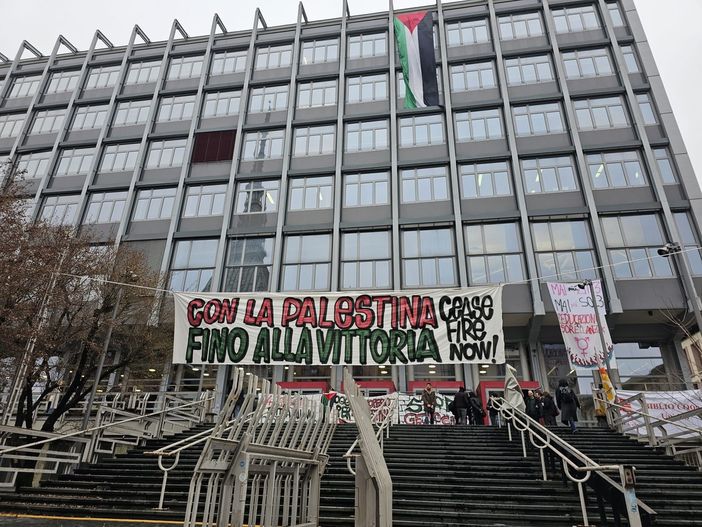 "Con la Palestina fino alla vittoria". Studenti, docenti e sindacati in sciopero per Gaza "Con la Palestina fino alla vittoria". Studenti, docenti e sindacati in sciopero per Gaza