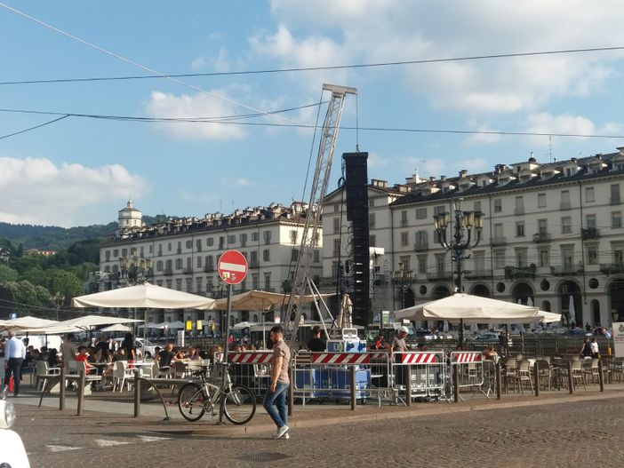 Se auto di lusso e impalcature seppelliscono le piazze auliche di Torino [FOTO]
