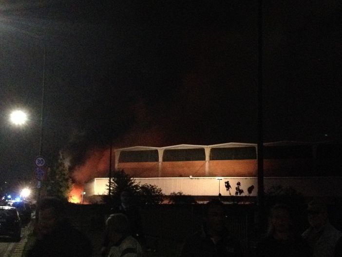 Torino, incendio all'ex stabilimento Gondrand: vigili del fuoco sul posto (FOTO E VIDEO)