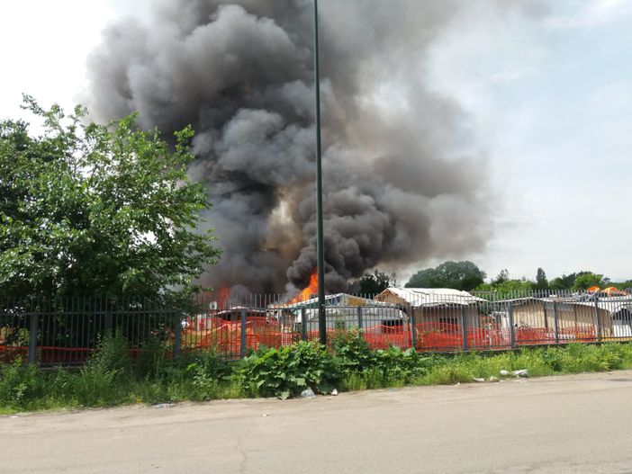 "Hanno chiuso l'acqua alle baracche, ora non possono spegnere l'incendio" "Hanno chiuso l'acqua alle baracche, ora non possono spegnere l'incendio"