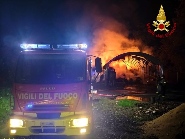 incendio e vigili del fuoco in azione incendio e vigili del fuoco in azione