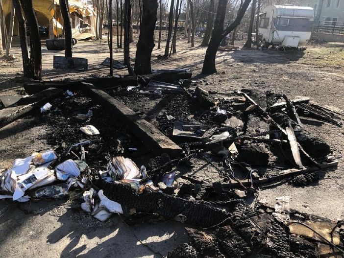 casetta bruciata casetta bruciata