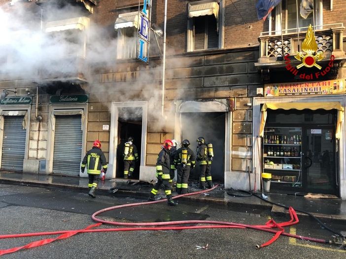 Incendio in un negozio di corso Giulio Cesare, i Vigili del Fuoco domano le fiamme