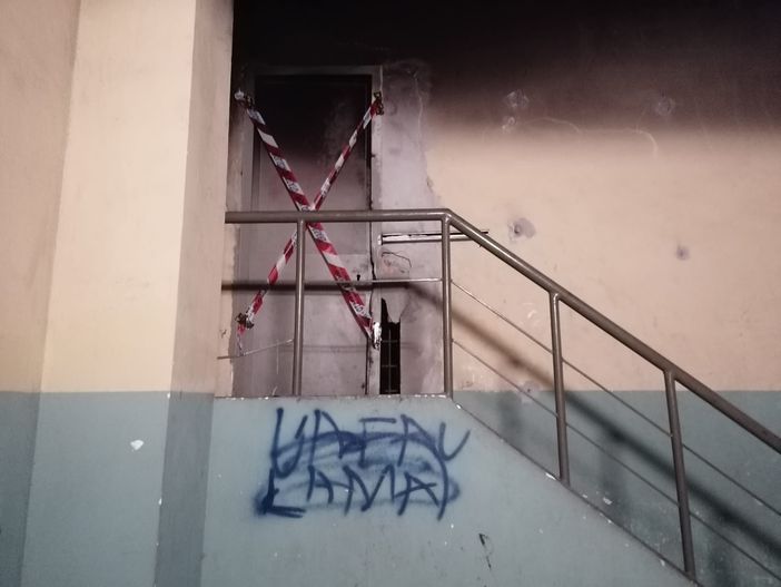 Incendio nella casa del custode occupata abusivamente ad Aurora: spente le fiamme e posti i sigilli Incendio nella casa del custode occupata abusivamente ad Aurora: spente le fiamme e posti i sigilli