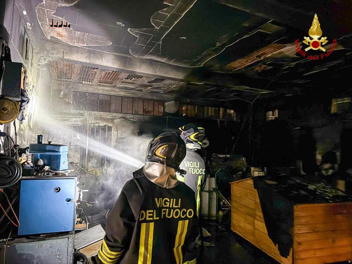 Incendio in un garage di Leinì, rogo spento dai Vigili del fuoco Incendio in un garage di Leinì, rogo spento dai Vigili del fuoco